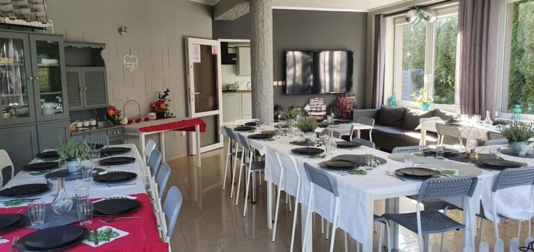 Sala ze stołami, widok w stronę zaplecza